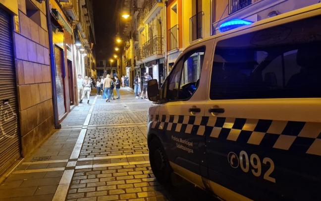 Un furg&oacute;n de la Polic&iacute;a Municipal en el Casco Viejo.