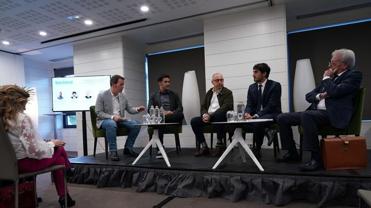 Los participantes de la primera mesa redonda del I Foro de Sanidad de Euskadi.