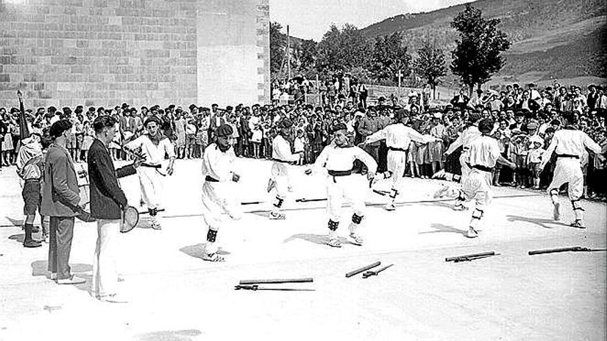 1929, dantzaris en la inauguración del frontón Toki Eder.