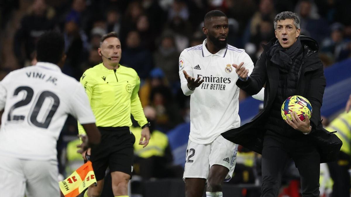 Imanol, con el balón durante el partido de la Real contra el Real Madrid en el Beranbéu