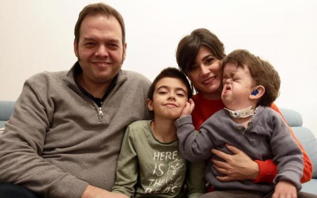 Nerea Urteaga coge en brazos a Martín, de cuatro años, junto a Jakes, su hermano mayor de siete, y el padre de la familia.