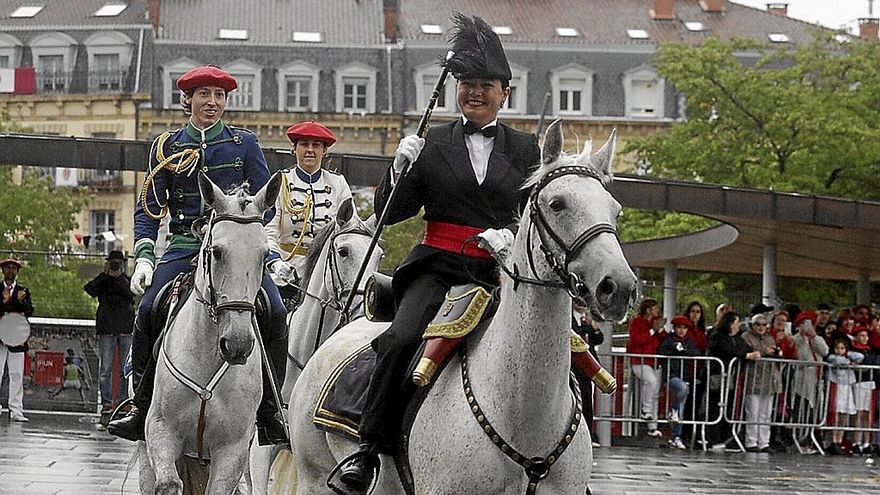 La general del Alarde público, Maite Vergara, entrando a galope a la plaza San Juan. | FOTOS: IKER AZURMENDI