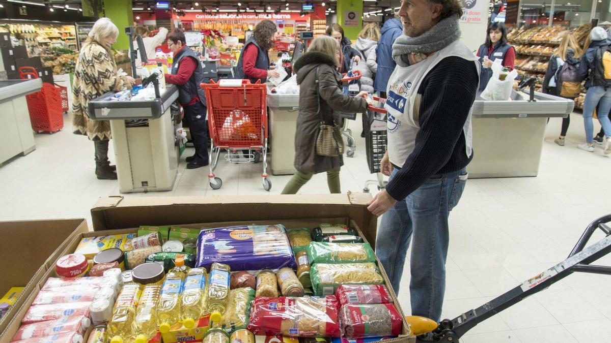 Recogida de víveres organizada por el Banco de Alimentos en una superficie comercial de Gasteiz