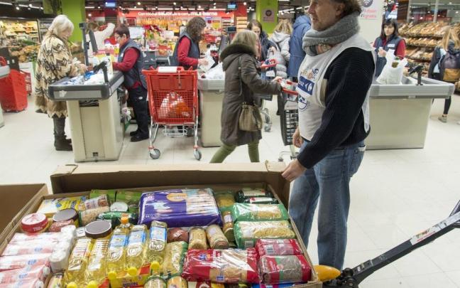 Recogida de v&iacute;veres organizada por el Banco de Alimentos en una superficie comercial de Gasteiz