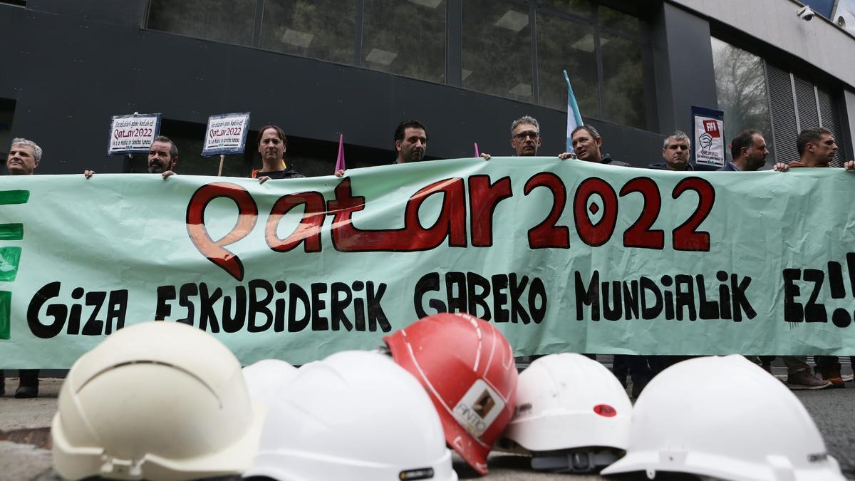 Protesta ELA contra Catar 2022 frente a la Federación Guipuzcoana de Fútbol