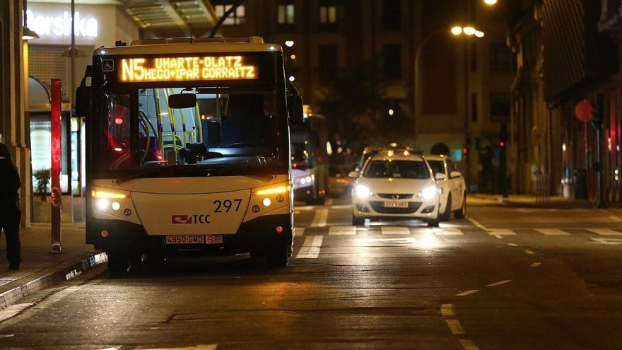 Una villavesa nocturna en el centro de Pamplona