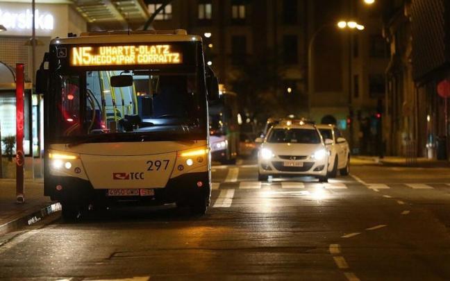 Una villavesa nocturna en el centro de Pamplona