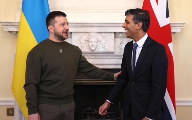 Zelenski, junto a Sunak.
