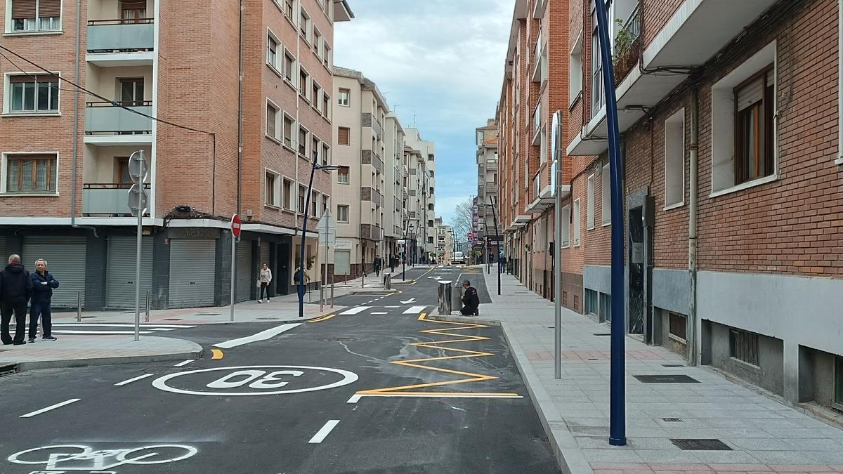 La calle Maestro Zubeldia, ya totalmente urbanizada.