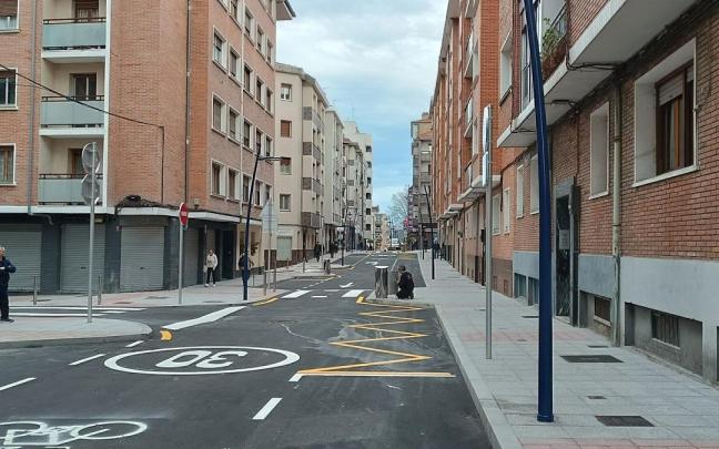 La calle Maestro Zubeldia, ya totalmente urbanizada.