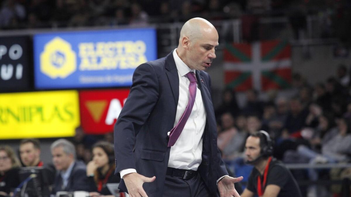 Joan Peñarroya muestra su enfado durante un momento del partido entre el Cazoo Baskonia y el UCAM Murcia