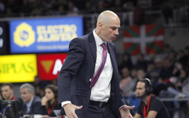 Joan Peñarroya muestra su enfado durante un momento del partido entre el Cazoo Baskonia y el UCAM Murcia Joan Peñarroya muestra su enfado durante un momento del partido entre el Cazoo Baskonia y el UCAM Murcia