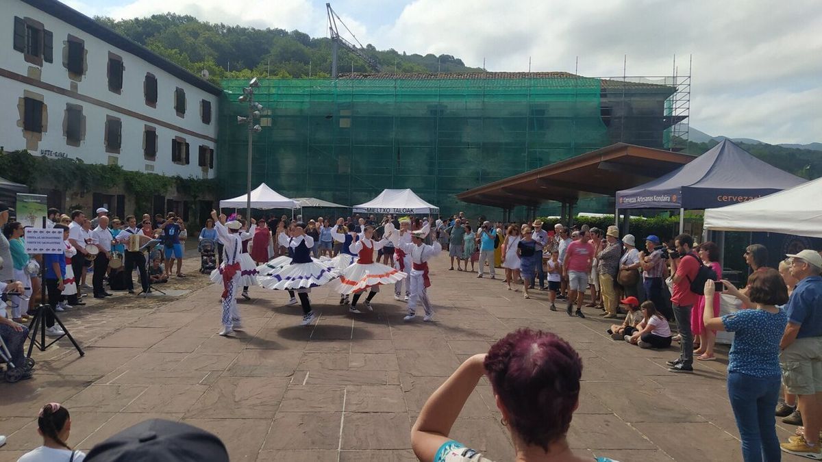 Actuación de Baztango Dantzariak, en la plaza.