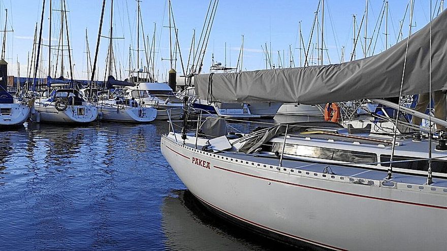 El ‘Pakea’, atracado a la altura del pantalán H del puerto deportivo de Getxo. | FOTO: PABLO VIÑAS