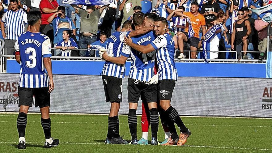 Piña de varios jugadores del Deportivo Alavés para celebrar el gol de Tenaglia frente al Huesca.