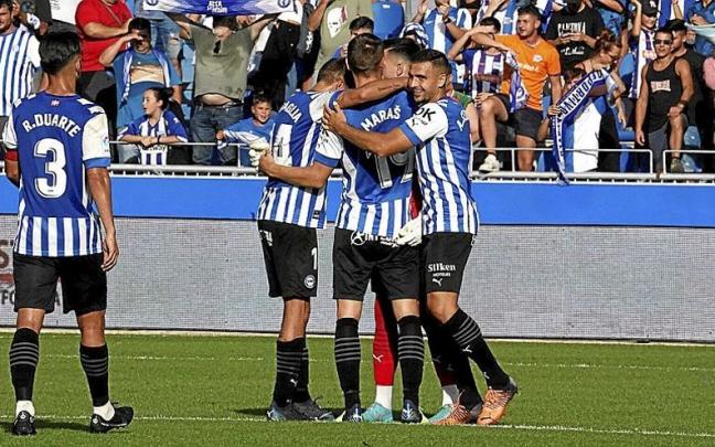 Pi&ntilde;a de varios jugadores del Deportivo Alav&eacute;s para celebrar el gol de Tenaglia frente al Huesca.