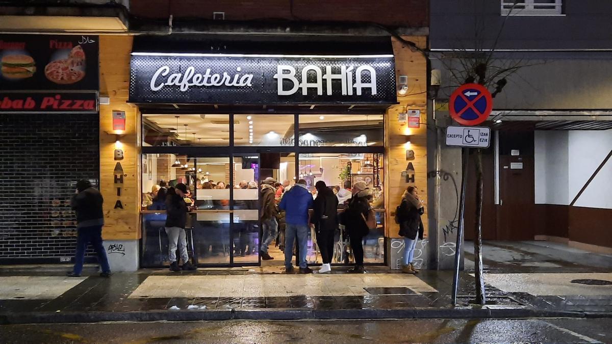 Tras un mes con la persiana bajada, el mítico Bahía ha reabierto sus puertas en Vitoria con mucha expectación y gran éxito de público