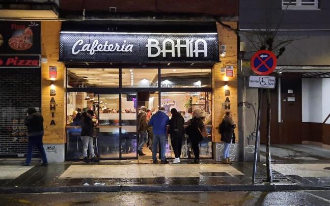 Tras un mes con la persiana bajada, el mítico Bahía ha reabierto sus puertas en Vitoria con mucha expectación y gran éxito de público