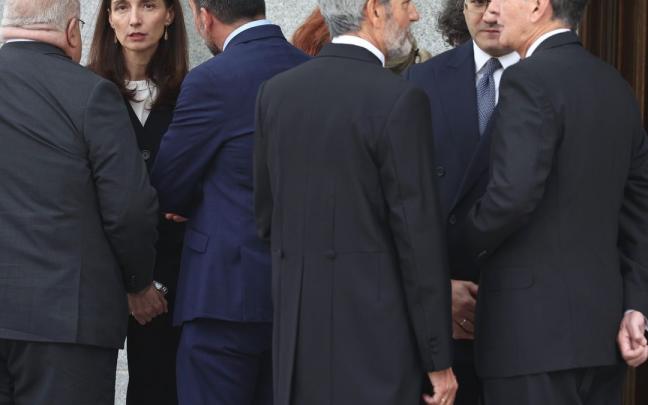 Carlos Lesmes charla con Pedro González-Trevijano, presidente del TC, a poca distancia de Pilar Llop.