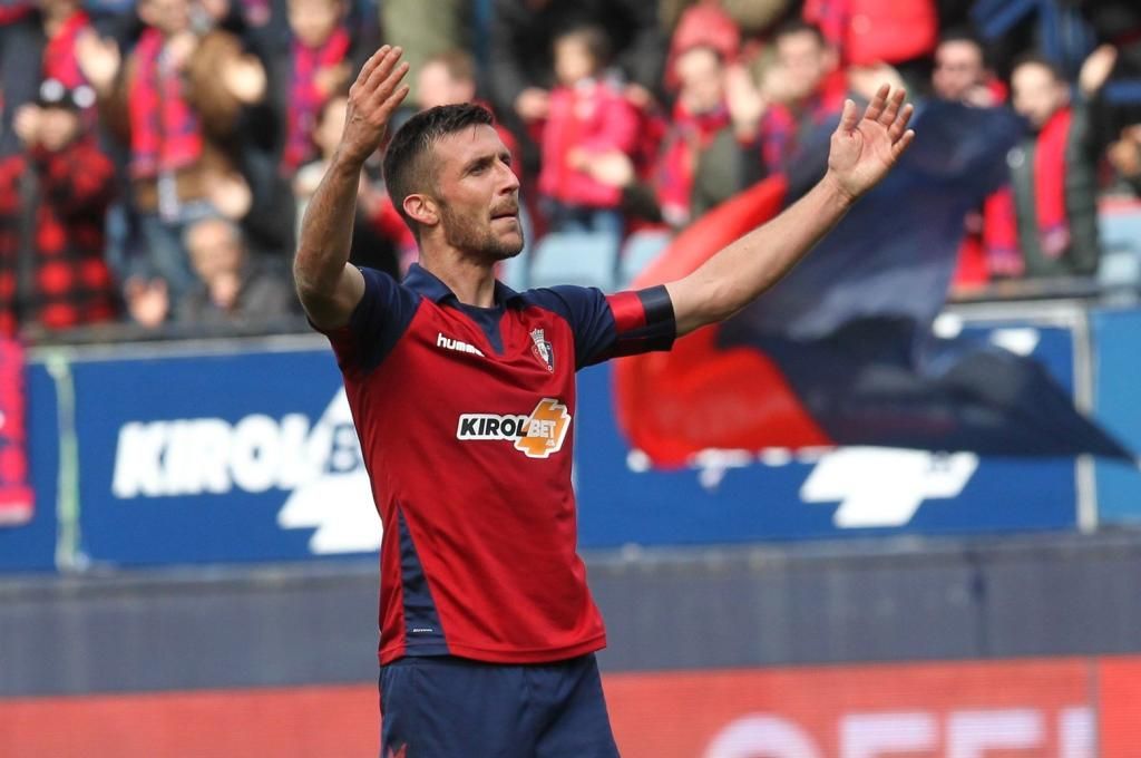 Oier Sanjurjo alenta a la grada en un partido en El Sadar.
