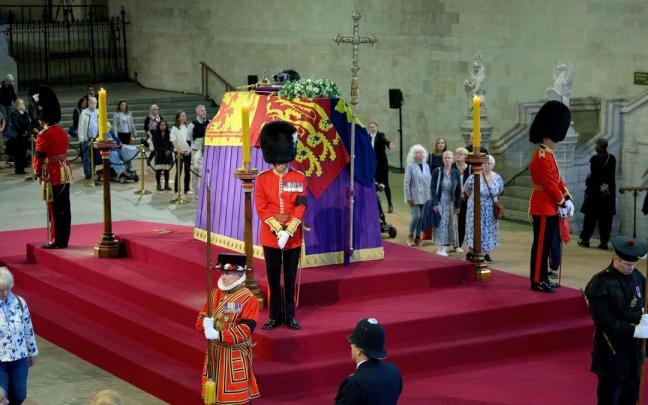 La capilla ardiente de Isabel II estará abierta hasta la mañana del lunes.