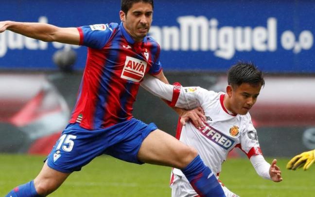 El centrocampista japonés Takefusa Kubo del RCD Mallorca, disputa el balón con el defensor José Ángel Valdéz del Eibar.