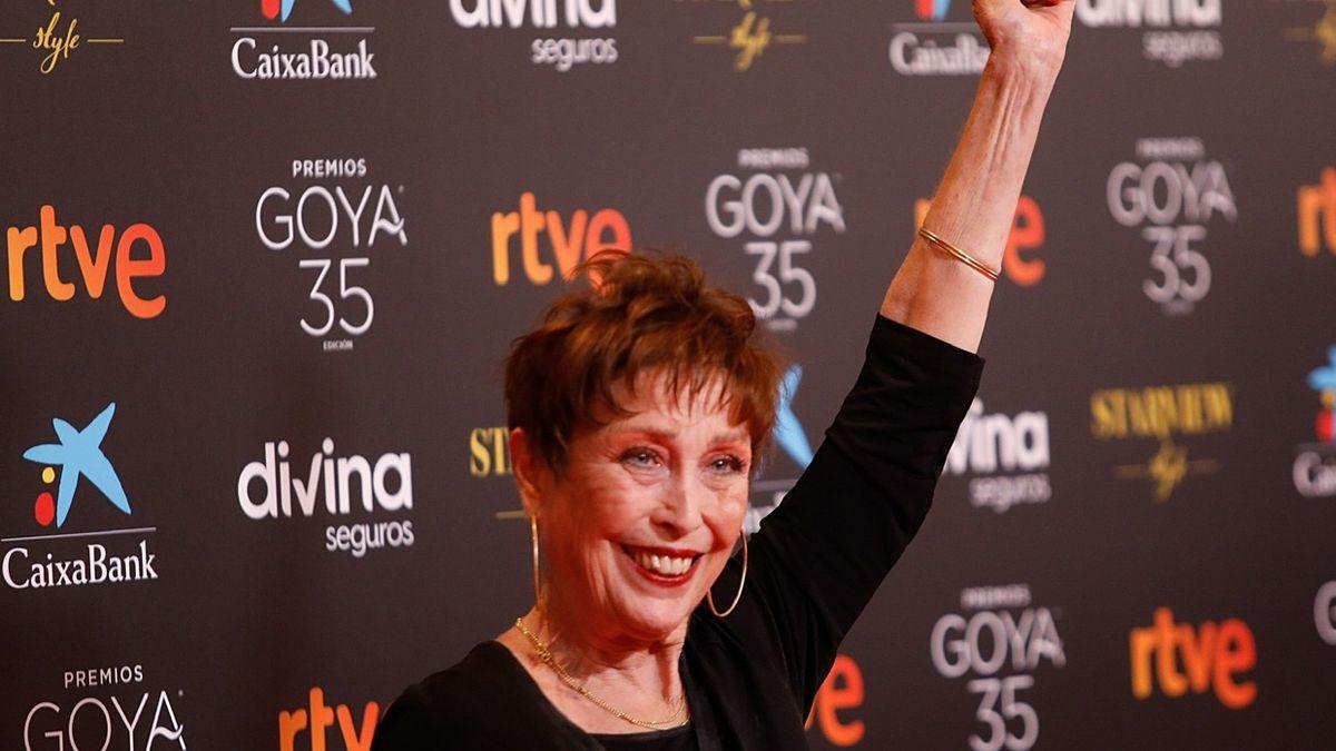 La actriz Verónica Forqué, posa en la alfombra roja en la 35 edición de los Premios Goya en 2021.