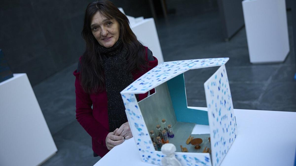 La paciente Maite Bernal junto a su obra.