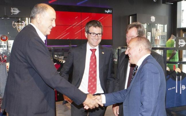 Josean Quejereta saluda a Ramiro González junto a Bingen Zupiria y Gorka Urtaran Josean Quejereta saluda a Ramiro González junto a Bingen Zupiria y Gorka Urtaran