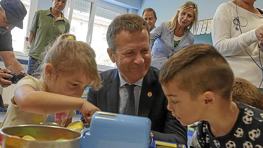 El consejero de Educación, Jokin Bildarratz, en la vuelta al cole. | FOTO: IREKIA