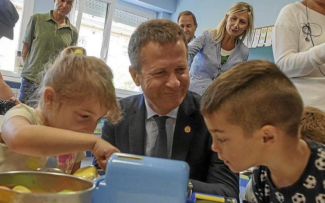 El consejero de Educación, Jokin Bildarratz, en la vuelta al cole. | FOTO: IREKIA