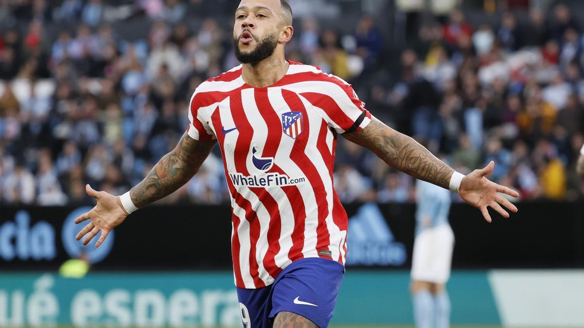 El delantero neerlandés del Atlético de Madrid Memphis Depay celebra su gol, el primero de su equipo