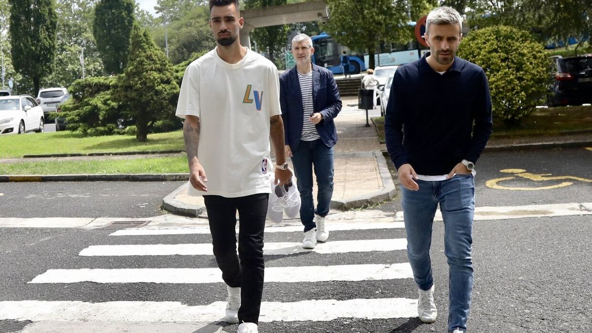 Brais Méndez, a su llegada al centro donde pasó el reconocimiento médico.