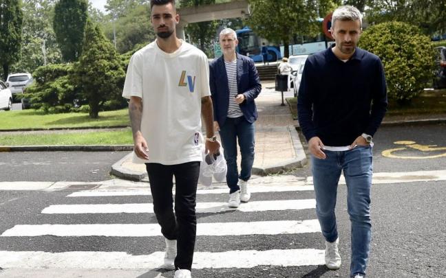 Brais Méndez, a su llegada al centro donde pasó el reconocimiento médico.