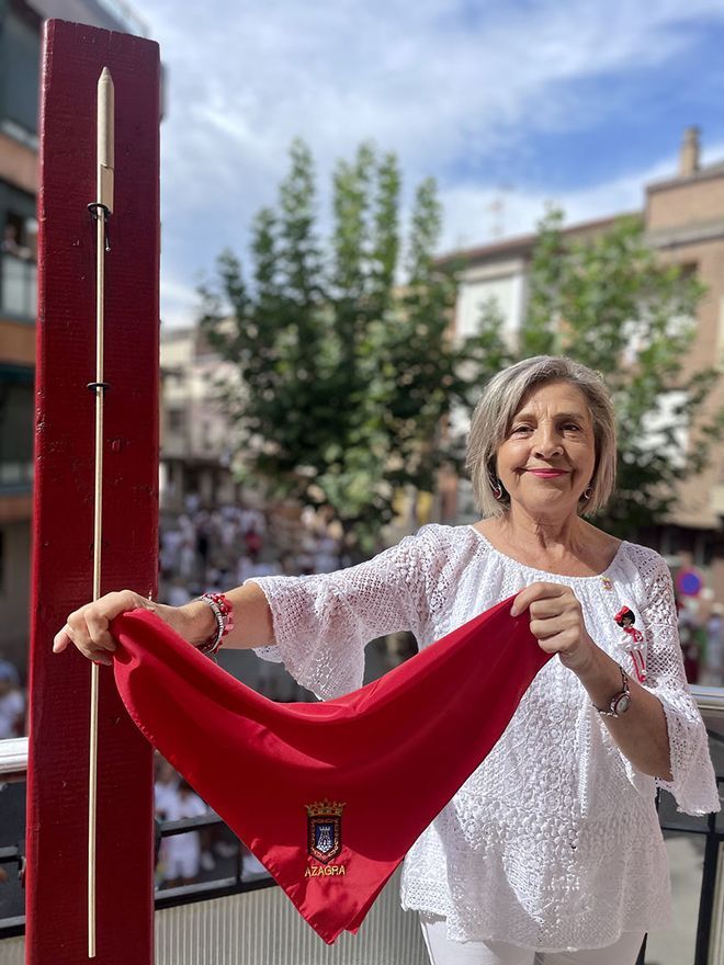 Mª Cruz Medrano posa orgullosa antes de prender la mecha del cohete