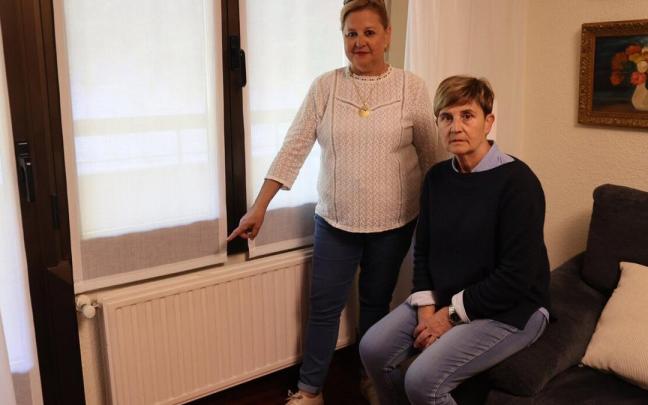 Mari Carmen Palacin, cuyos padres tienen calefacción central, con Vicky Camara, otra de las vecinas del edificio