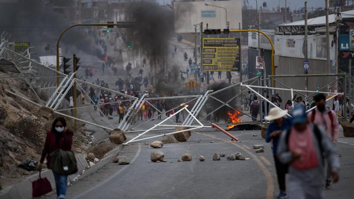 Los manifestantes bloquean los accesos a la ciudad de Arequipa durante una protesta.