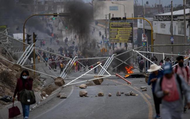 Los manifestantes bloquean los accesos a la ciudad de Arequipa durante una protesta.