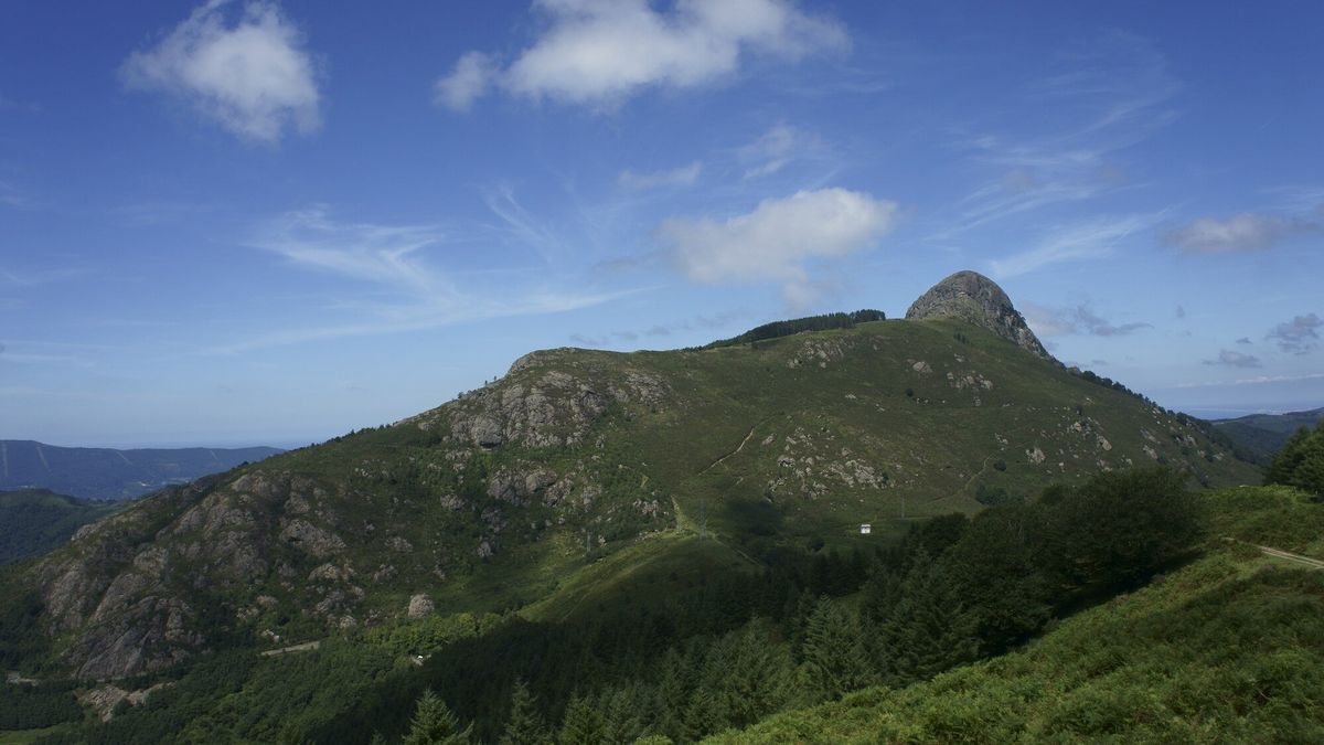 El casco de Erroilbide destaca a la derecha de la mole de Aritxulegi.