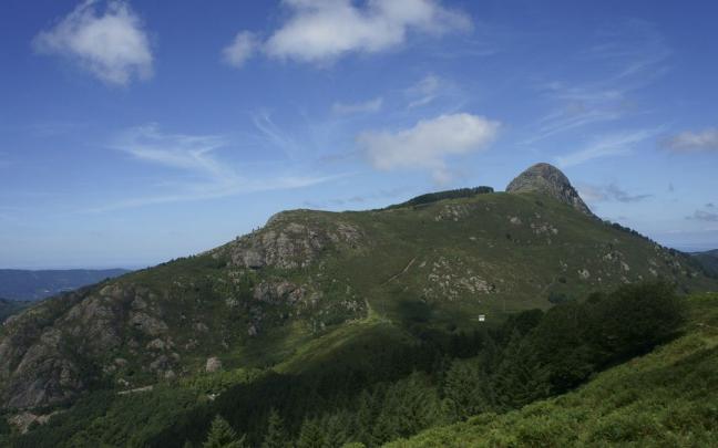 El casco de Erroilbide destaca a la derecha de la mole de Aritxulegi. El casco de Erroilbide destaca a la derecha de la mole de Aritxulegi.