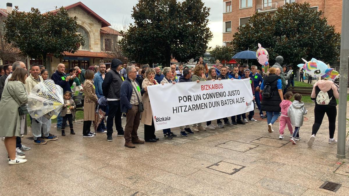 Protesta el pasado lunes en Gernika de trabajadores de Bizkaibus