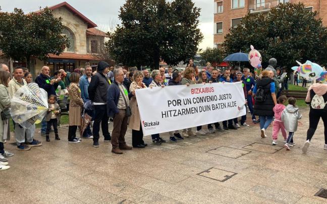 Protesta el pasado lunes en Gernika de trabajadores de Bizkaibus