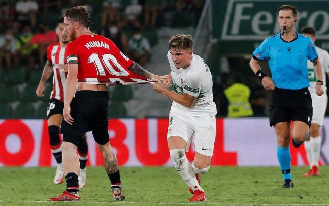 Raúl Guti agarra a Iker Muniain de la camiseta en el empate a cero entre Elche y Athletic de la pasada temporada.