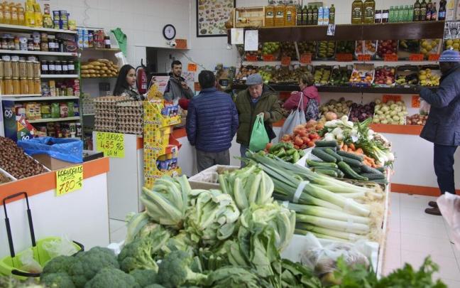 Mourad el Abdallaoui atiende a clientes en su local.