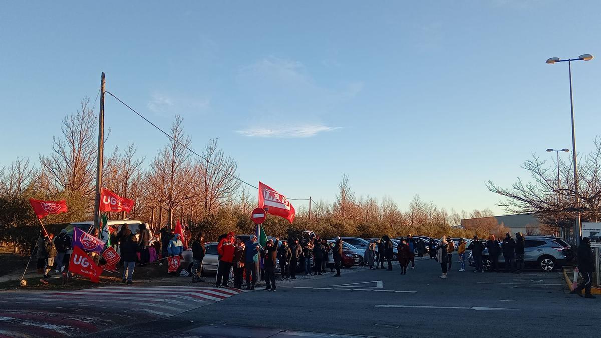 Protesta de empleados y empleadas en las instalaciones de la empresa este martes.