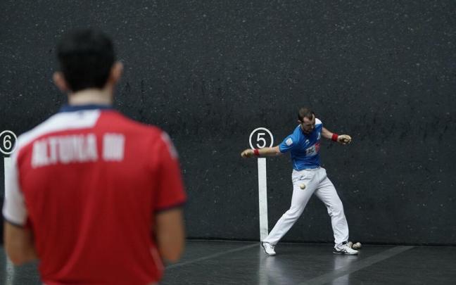 Jokin Altuna contempla a Aitor Elordi durante la elección de material de este jueves en el frontón Bizkaia de Bilbao.