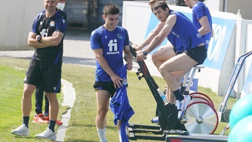 Mikel Oyarzabal trabaja en la bicicleta estática durante su recuperación.