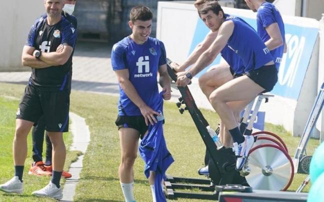 Mikel Oyarzabal trabaja en la bicicleta estática durante su recuperación. Mikel Oyarzabal trabaja en la bicicleta estática durante su recuperación.