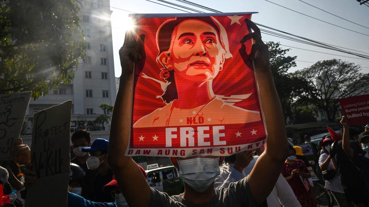 Un hombre sujeta un cartel pidiendo la liberación de Suu Kyi.