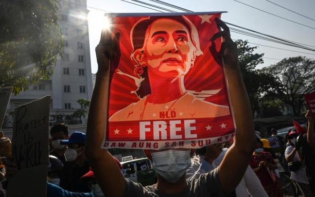 Un hombre sujeta un cartel pidiendo la liberación de Suu Kyi. Un hombre sujeta un cartel pidiendo la liberación de Suu Kyi.